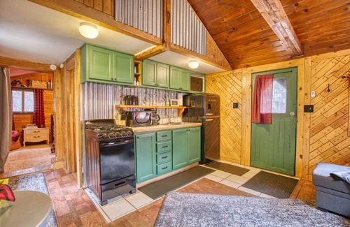 Lyons Cabin | Mountain Retreat: Views, Child-Ready, King Bed