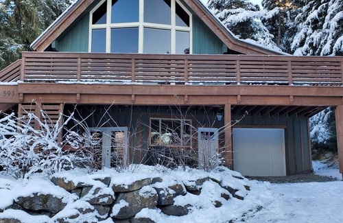Alyeska Apartment | Mountain Side Forest Retreat - Hot Tub! - 1br 1ba <3beds>