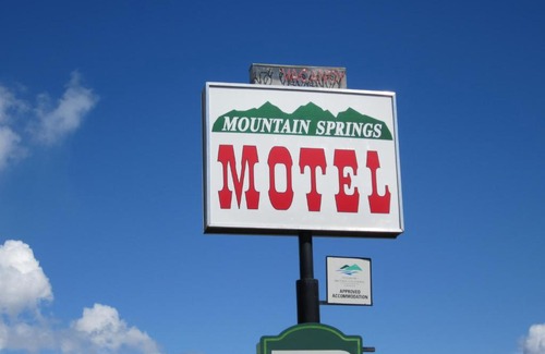 Barriere Hotel | Mountain Springs Motel & RV Park