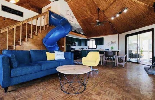 Tate Cabin | Mountain top cabin! Slide, Hot Tub, Arcade Wi-Fi hiking