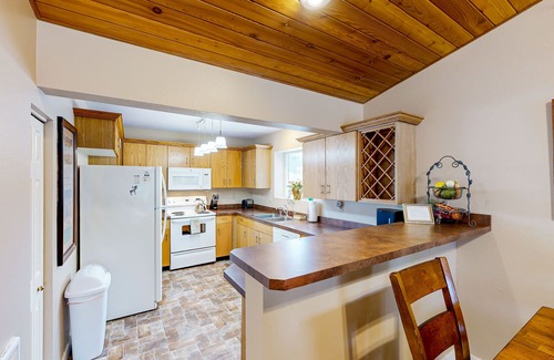 Big Sky Condo | Mountain & valley view condo with hot tub, fireplace, washer/dryer, & smart TVs