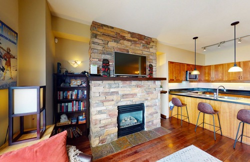 Big White Ski Resort Condo | Mountain view ski-in/out home with a hot tub & fireplace - walk to village