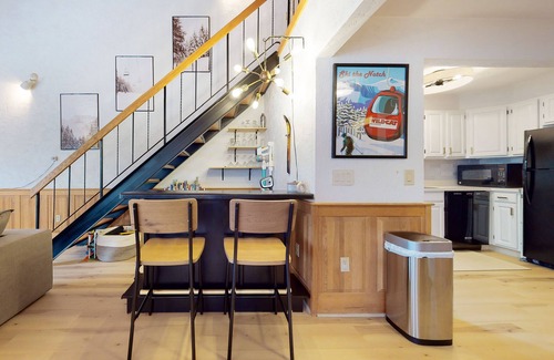 Jackson Condo | Mountain view, 2-story condo with fireplace & pool table - 1 mile to Story Land