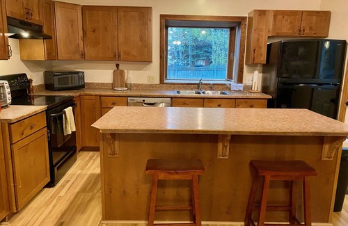 Jackson House | Mountain view 4 BR w/two decks, fenced backyard, and wood-burning fireplace