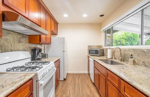 North Los Altos House | Mountain View 4BR w/Backyard, near Retail & Green Spaces, by Blueground