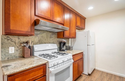 North Los Altos House | Mountain View 4BR w/Backyard, near Retail & Green Spaces, by Blueground