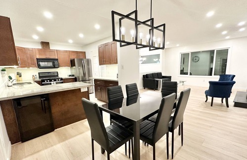 Squamish House | Mountain View, 5BDR, Patio and Hot Tub! Creek In the Backyard!