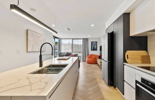 Hobart Central Business District Apartment | Mountain View at Elliot A Kunanyi Outlook