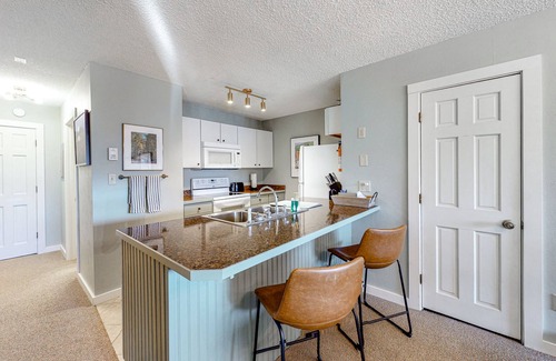 Crested Butte Condo | Mountain-view condo with private deck, fireplace & hot tub