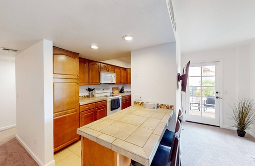Tucson Condo | Mountain-view condo with private balcony + on-site pool, tennis/pickleball