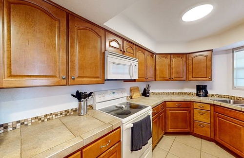 Tucson Condo | Mountain-view condo with private balcony + on-site pool, tennis/pickleball