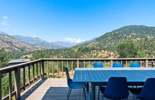Three Rivers House | Mountain View, Hot Tub, Open Kitchen, 10m to Sequoia