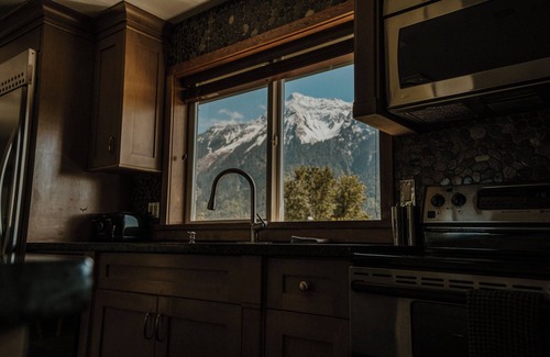Kent House | Mountain View House w/private hot tub and large wraparound deck