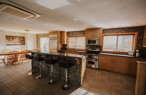 Kent House | Mountain View House w/private hot tub and large wraparound deck
