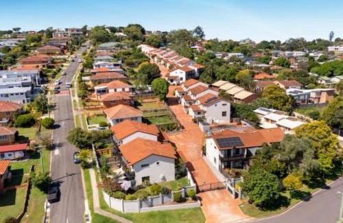Mount Gravatt East House | Mountain view inner Brisbane secure townhouse