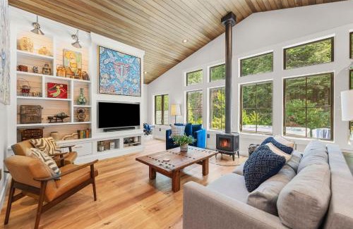 Cascade Locks House | Mountain-View Retreat with Hot Tub & Waterfalls