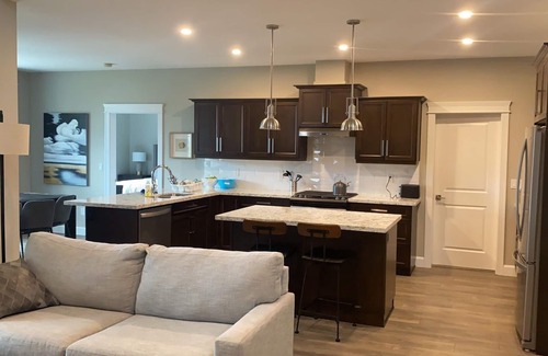 Harrison Mills House | Mountain view suite in Harrison Highland