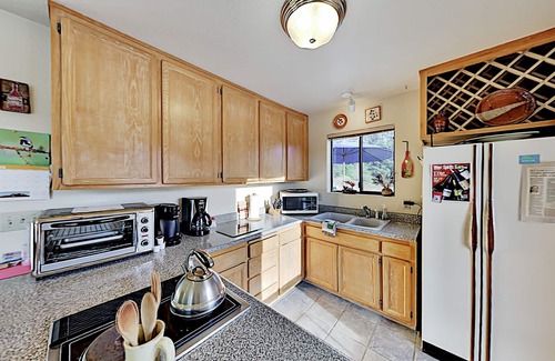 Freestone Cottage | Mountain-view vineyard cottage with private hot tub, dining deck