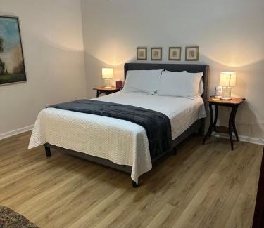 Silver Creek House | Mountain Views 5 Queen Bedrooms WiFi FirePit BBQ