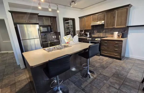 Cochrane House | Mountain views Family Home 4BDR NEAR BANFF! Ski fun