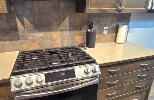 Cochrane House | Mountain views Family Home 4BDR NEAR BANFF! Ski fun