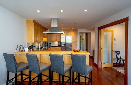 Blueberry Hill Condo | Mountain views | Free parking | BBQ | AC