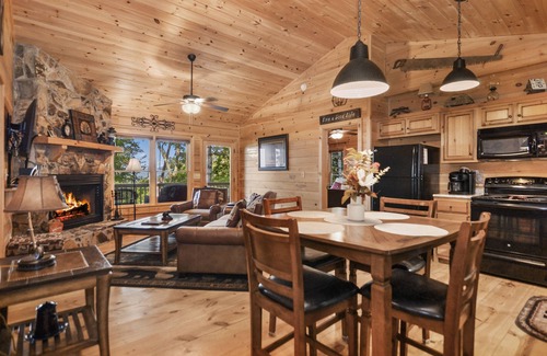 Hidden Lake Cabin | Mountain Views & just mins to City! Wood burning Fireplace, Hot tub, Fire pit