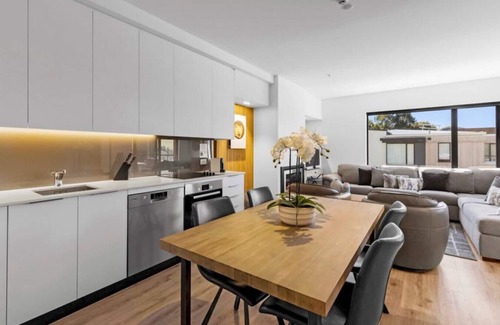 Arthur's Point Apartment | Mountain Views Penthouse - Apartment 22