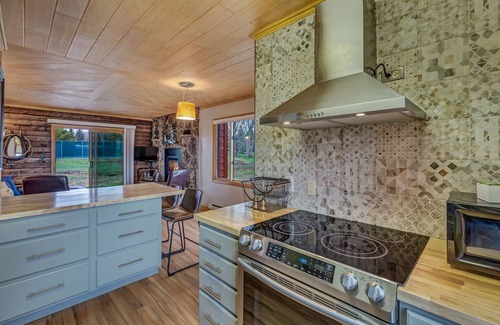 Clark Cabin | Mountain views, private access to the Elk river, fishing, hunting, hiking!