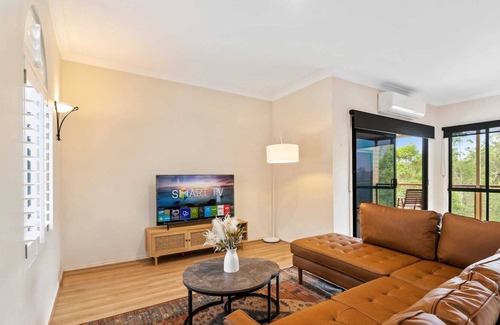 Mudgeeraba House | Mountain Views, Tranquil 4 Bed Upper Unit