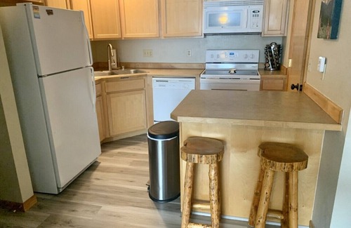 Big Sky Condo | ★MOUNTAIN VILLAGE★SKI IN⭐FAMILY FRIENDLY★