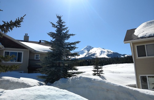 Big Sky Condo | ★MOUNTAIN VILLAGE★SKI IN⭐FAMILY FRIENDLY★