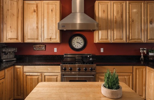 Rabbit Creek House | Mountainside Manor: 12-guest, Pet-Friendly, with Theater, Game Room, & Hot Tub!