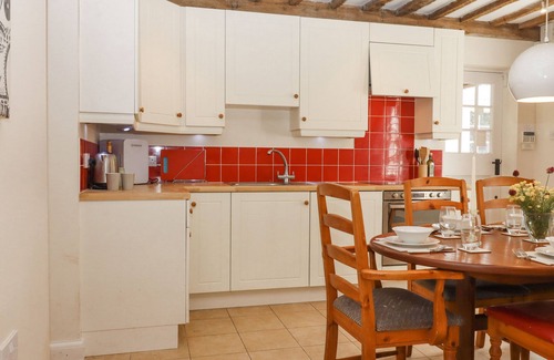 Wavehorne Cottage | MOUNTFIELD FARM COTTAGE, pet friendly, with open fire in Hamstreet