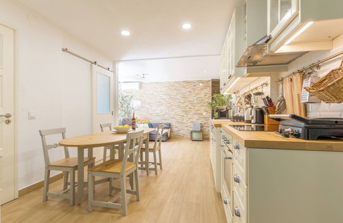 Cacilhas Apartment | Movie Lovers House. Central, quiet and close to Lisbon.