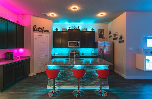 Southside House | Movie Theatre! Pool Table!Lackland! Vanity room ! Near Seaworld !