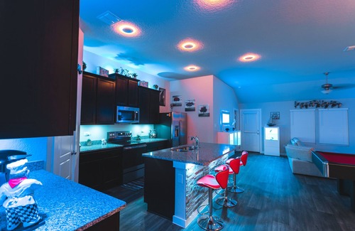 Southside House | Movie Theatre! Pool Table!Lackland! Vanity room ! Near Seaworld !