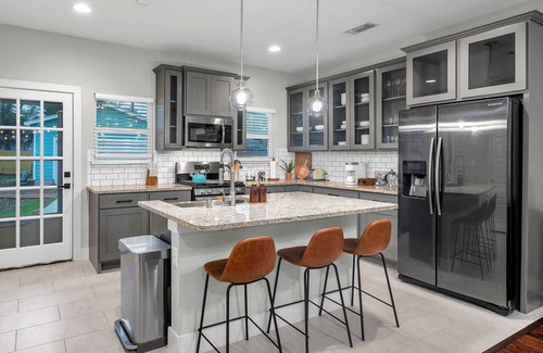 Denver Heights House | MovieTheater - KING BED & 7 minutes to RiverWalk