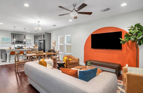 Denver Heights House | MovieTheater - KING BED & 7 minutes to RiverWalk