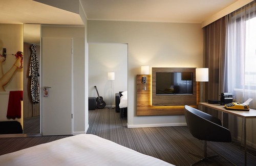 Dyce Hotel | Moxy Aberdeen Airport
