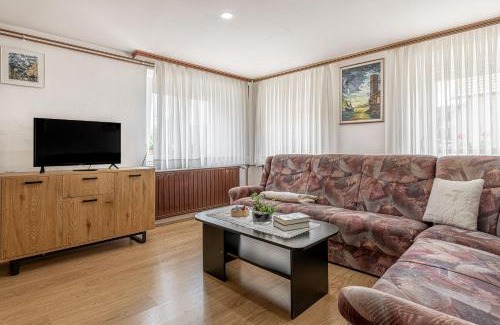 Nova Vas House | Mržek House with Sauna - Happy Rentals