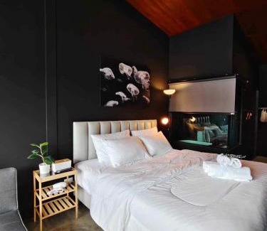 Bangkok City Centre Apartment | Mr Black & Ms White -Self Check in accommodation