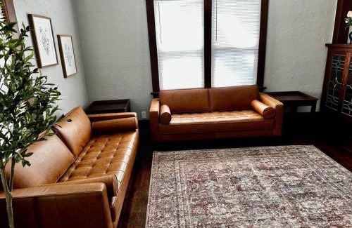 Hamilton Apartment | Mrs. Hughes Cottage - 2 bedroom House w/parking