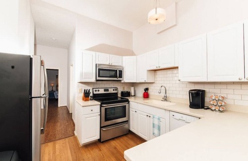 Mount Adams Apartment | Mt. Adams 2BR Great Location! Steps from Monastery