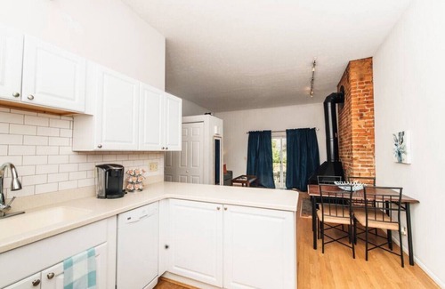 Mount Adams Apartment | Mt. Adams 2BR Great Location! Steps from Monastery