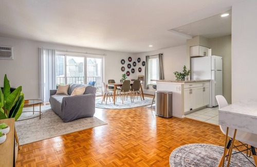 Mount Adams Apartment | Mt Adams, Stunning Balcony City View, Free Parking Spot, 3 Lux Beds, Sleeps 7ppl