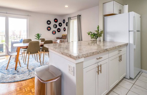 Mount Adams Apartment | Mt Adams, Stunning Balcony City View, Free Parking Spot, 3 Lux Beds, Sleeps 7ppl