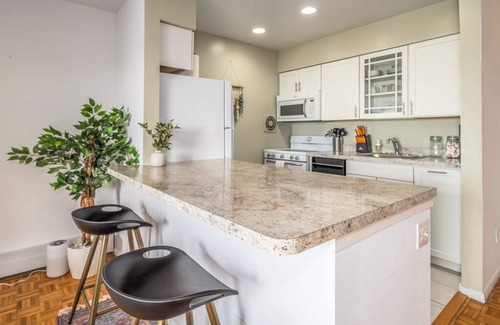 Mount Adams Apartment | Mt Adams, Stunning Balcony City View, Free Parking Spot, 3 Lux Beds, Sleeps 7ppl