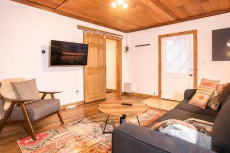 Kings Beach House | Mt Airy Cottage Walk to Beach