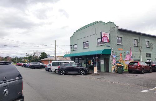 Mount Eden House | MT Eden home at commercial food street